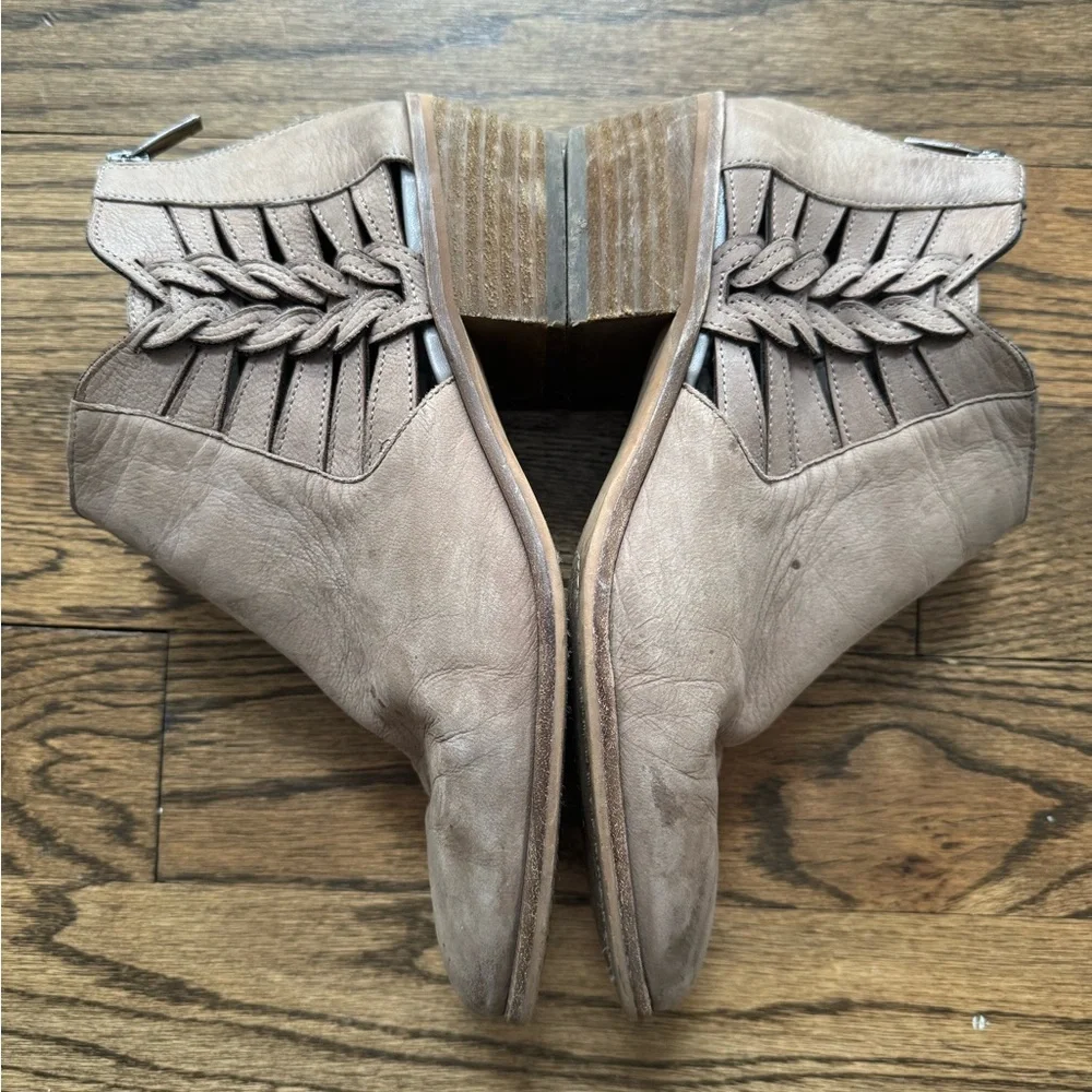 Vince Camuto Prestetta Leather Ankle Booties – Women’s 9W Wide